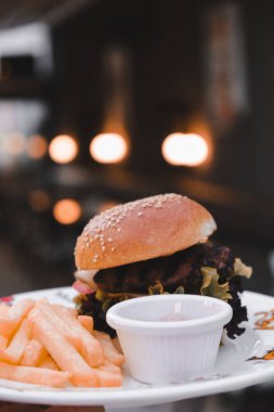 Taze sebzeli ev yapımı hamburger.