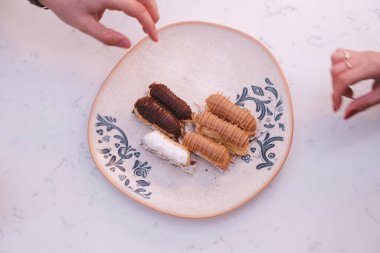 Çikolata soslu ekler, lezzetli küçük çikolatalı pasta, ekler pastası.