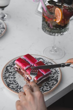 Masada lezzetli bir pasta var.