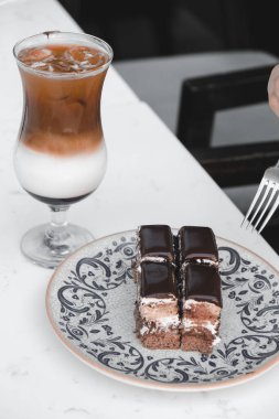 Masada lezzetli bir pasta var.