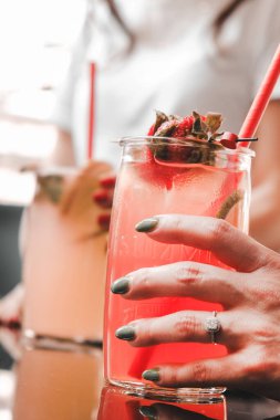 Lokantadaki masada alkol kokteyli.