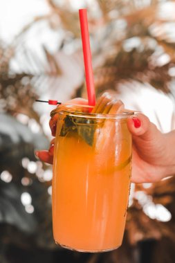 Lokantadaki masada alkol kokteyli.