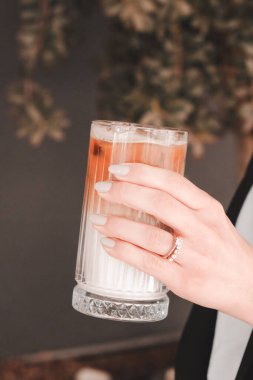 Masanın üzerinde bir fincan kahve. 