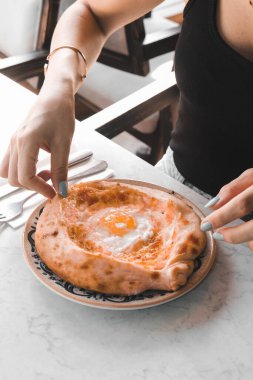 Geleneksel Türkçe fırında pide. Türk pizzası, Orta Doğu aperatifleri. Türk mutfağı. Et ile doldurulmuş çam