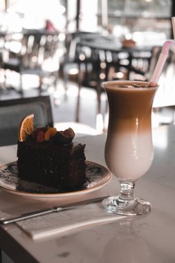 Masada lezzetli bir pasta var.