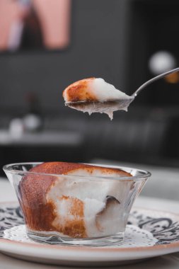 Türk geleneksel çöl Kazandibi / süt puding