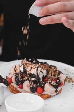 Çikolata soslu lezzetli waffle. 