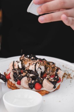 Çikolata soslu lezzetli waffle. 