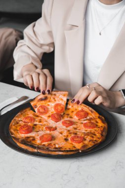 Lezzetli karışık İtalyan pizzası.