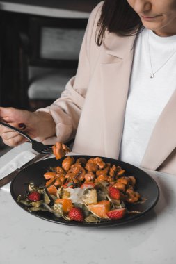 Masada köri soslu tavuk.