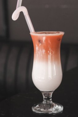 Masanın üzerinde bir fincan kahve. 