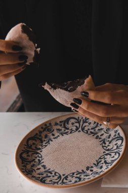 İzmir 'in ünlü çikolatası. İnce hamurun içinde çikolata var. Türkçe adı bomba.