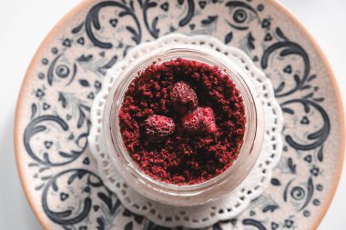 Kavanozda çok lezzetli tatlı, kavanozda tatlı ve kek.