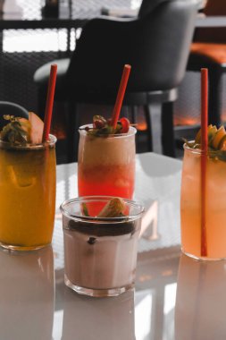 Lokantadaki masada alkol kokteyli.