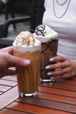 Lezzetli soğuk kahve, sütlü kahve 