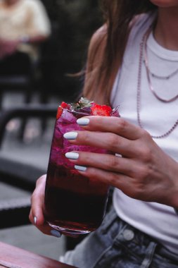 Renkli kokteyller, egzotik alkol kokteylleri.