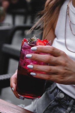 Renkli kokteyller, egzotik alkol kokteylleri.