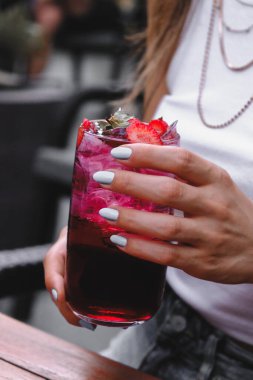 Renkli kokteyller, egzotik alkol kokteylleri.