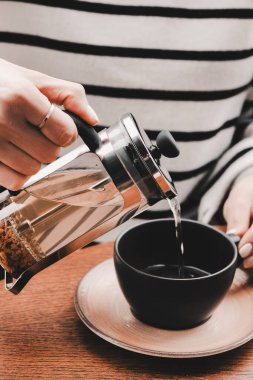 Masaya bir fincan bitki çayı.