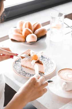 Masada lezzetli bir pasta var.