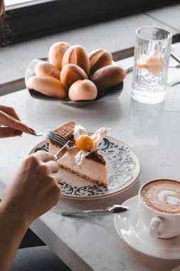 Masada lezzetli bir pasta var.