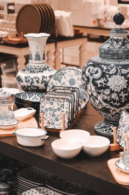 Mağazadaki rafta duran ev eşyaları