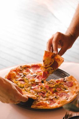 Lezzetli karışık İtalyan pizzası.