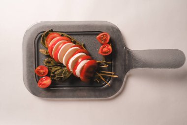 Pesto soslu bir tabak lezzetli Caprese salatası.