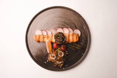 Biraz sebzeli somon pişirdim.