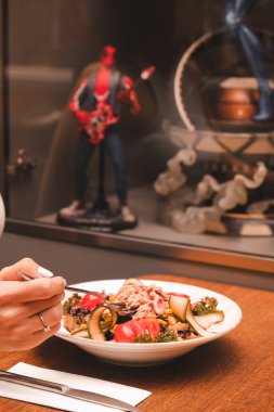 Taze salata tabağı ile karışık yeşillik