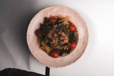 Taze salata tabağı ile karışık yeşillik