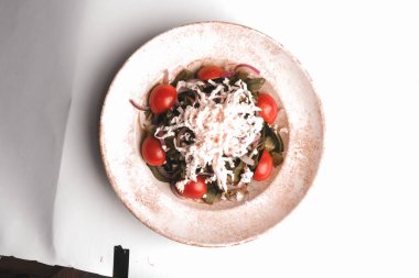 Taze salata tabağı ile karışık yeşillik