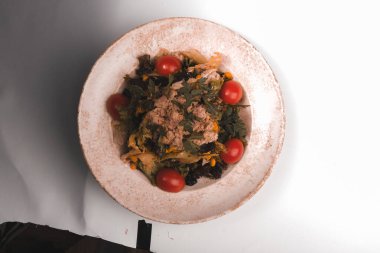 Taze salata tabağı ile karışık yeşillik