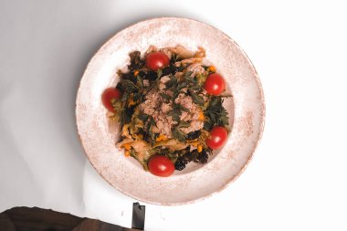 Taze salata tabağı ile karışık yeşillik