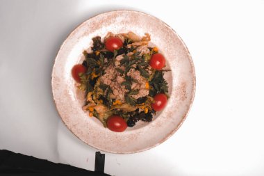 Taze salata tabağı ile karışık yeşillik