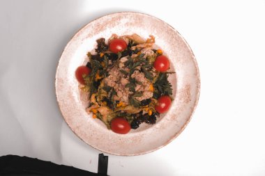 Taze salata tabağı ile karışık yeşillik