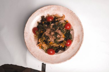 Taze salata tabağı ile karışık yeşillik