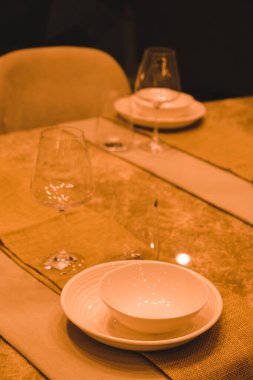 Çantalar, tabaklar mağazadaki rafta duruyor.