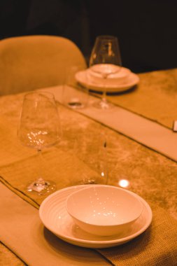 Çantalar, tabaklar mağazadaki rafta duruyor.