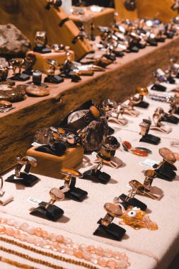 El yapımı değerli mücevherler. Kadınlar için bijouterie ve mücevher altın ve elmaslar