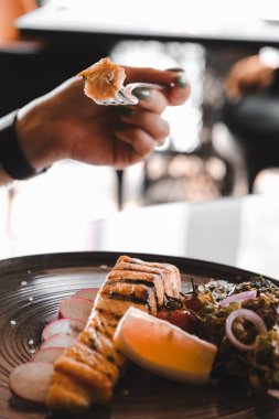 Biraz sebzeli somon pişirdim.