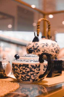 Mağazadaki rafta duran ev eşyaları