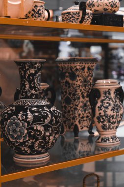 Mağazadaki rafta duran ev eşyaları