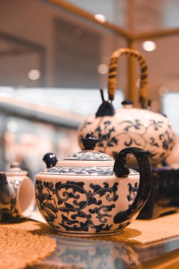 Mağazadaki rafta duran ev eşyaları