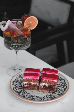 Masada lezzetli bir pasta var.