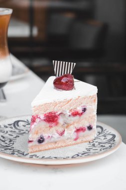 Masada lezzetli bir pasta var.