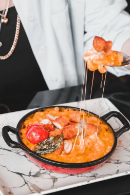 Lezzetli soslu lezzetli klasik İtalyan makarnası..