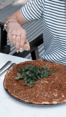 Geleneksel Türkçe fırında pide. Türk pizzası, Orta Doğu aperatifleri. Türk mutfağı. Et ile doldurulmuş çam