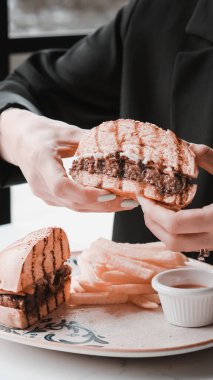 Izgara et, sebze ve sos ile nefis bir burger. Fast food ve abur cubur kavramı.