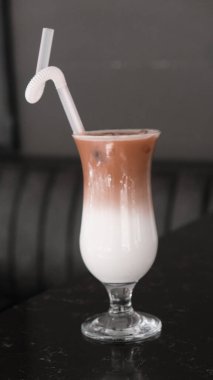 Sütlü buzlu kahve. Buzlu kahve. Elinde bir bardak buzlu kahve tutan kadın..